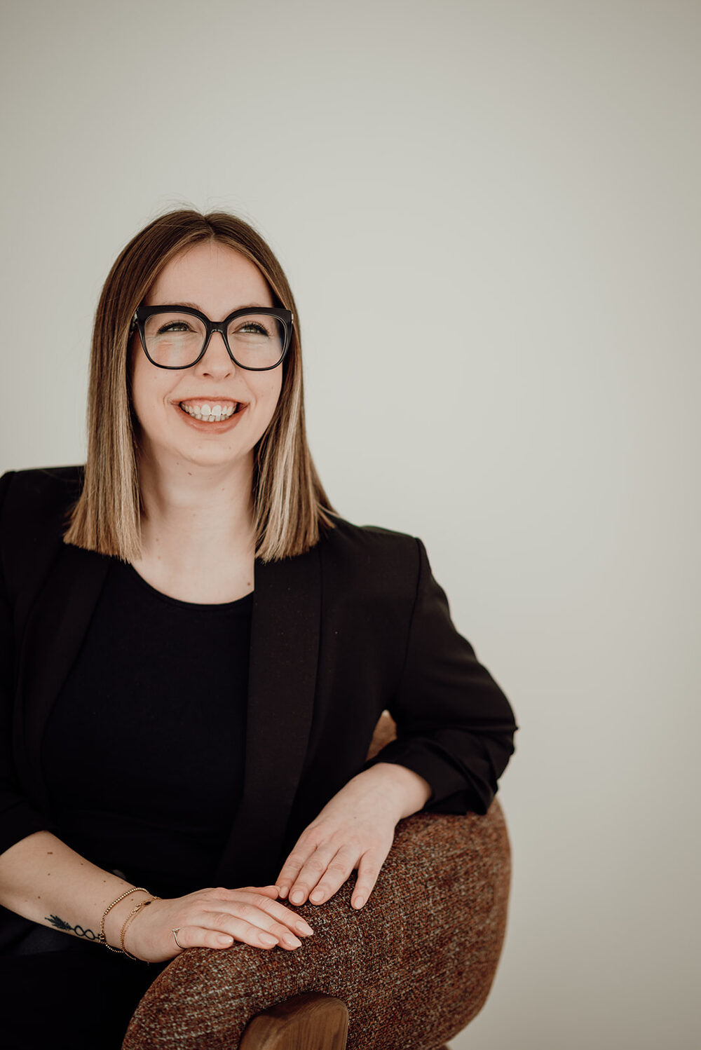 Rianne, high-end colorist en oprichter van Colorian, tijdens een adviesgesprek met haaranalyse in haar salon in Maasmechelen